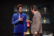 「スルース～探偵～」ゲネプロより、左から新納慎也演じるマイロ・ティンドル、西岡徳馬演じるアンドリュー・ワイク。