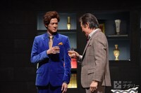 「スルース～探偵～」ゲネプロより、左から新納慎也演じるマイロ・ティンドル、西岡徳馬演じるアンドリュー・ワイク。