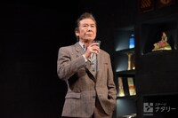 「スルース～探偵～」ゲネプロより、西岡徳馬演じるアンドリュー・ワイク。