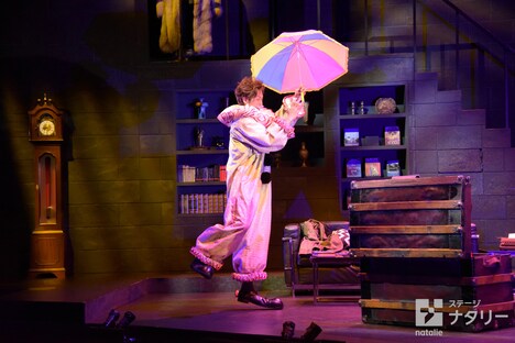 「スルース～探偵～」ゲネプロより、新納慎也演じるマイロ・ティンドル。