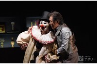 「スルース～探偵～」ゲネプロより、左から新納慎也演じるマイロ・ティンドル、西岡徳馬演じるアンドリュー・ワイク。