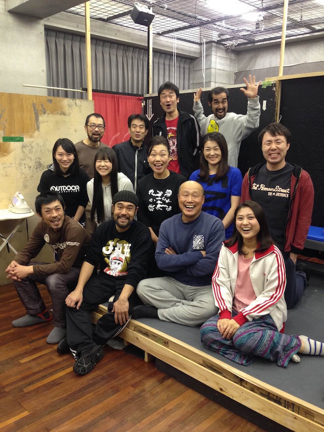 Teamクースー第4回公演「楽屋物語」出演者。前列左よりペロリ、佐藤五郎、古屋治男、槌谷絵図芽、2列目左より大條瑞希、高山智未、関口ふで、上久保慶子、阿部ぽてと、3列目左より大間剛志、玉垣光彦、村田一晃、広瀬圭祐。