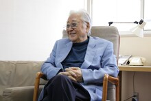 インタビューに応じる浅利慶太。（Photo by Theatre at Dawn）