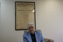 インタビューに応じる浅利慶太。（Photo by Theatre at Dawn）