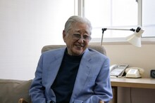 インタビューに応じる浅利慶太。（Photo by Theatre at Dawn）