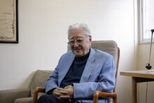 インタビューに応じる浅利慶太。（Photo by Theatre at Dawn）