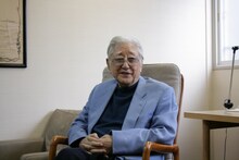 インタビューに応じる浅利慶太。（Photo by Theatre at Dawn）