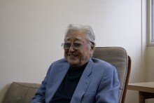 インタビューに応じる浅利慶太。（Photo by Theatre at Dawn）