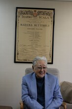 インタビューに応じる浅利慶太。（Photo by Theatre at Dawn）