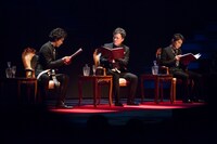 「TEAM NACSアニバーサリーイヤーイベント『TEAM NACS XX（twenty）』」より、朗読劇「King of Curry」の様子。左から大泉洋、音尾琢真、安田顕。