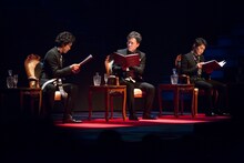 「TEAM NACSアニバーサリーイヤーイベント『TEAM NACS XX（twenty）』」より、朗読劇「King of Curry」の様子。左から大泉洋、音尾琢真、安田顕。