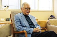 インタビューに応じる浅利慶太。（撮影：住川絵理）