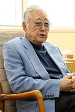 インタビューに応じる浅利慶太。（撮影：住川絵理）