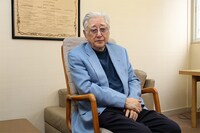 インタビューに応じる浅利慶太。（撮影：住川絵理）