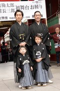 「三代目中村勘太郎 二代目中村長三郎 初舞台 浅草寺お練り成功祈願」より、雷門前で行われたフォトセッションの様子。中央右上から時計回りに中村勘九郎、波野哲之、中村七之助。
