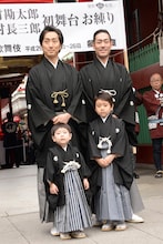 「三代目中村勘太郎 二代目中村長三郎 初舞台 浅草寺お練り成功祈願」より、雷門前で行われたフォトセッションの様子。中央右上から時計回りに中村勘九郎、波野哲之、中村七之助。