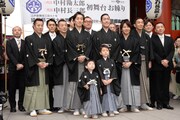 「三代目中村勘太郎 二代目中村長三郎 初舞台 浅草寺お練り成功祈願」より、雷門前で行われたフォトセッションの様子。中央右上から時計回りに中村勘九郎、波野七緒八、波野哲之、中村七之助。