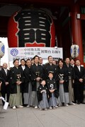「三代目中村勘太郎 二代目中村長三郎 初舞台 浅草寺お練り成功祈願」より、雷門前で行われたフォトセッションの様子。中央右上から時計回りに中村勘九郎、波野七緒八、波野哲之、中村七之助。