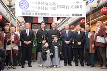 「三代目中村勘太郎 二代目中村長三郎 初舞台 浅草寺お練り成功祈願」より、仲見世通りで行われたフォトセッションの様子。中央右上から時計回りに中村勘九郎、波野七緒八、波野哲之、中村七之助。