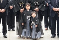 「三代目中村勘太郎 二代目中村長三郎 初舞台 浅草寺お練り成功祈願」より、左から波野七緒八、波野哲之。