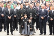 「三代目中村勘太郎 二代目中村長三郎 初舞台 浅草寺お練り成功祈願」より、本堂前で行われたフォトセッションの様子。