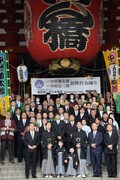 「三代目中村勘太郎 二代目中村長三郎 初舞台 浅草寺お練り成功祈願」より、本堂前で行われたフォトセッションの様子。
