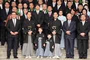「三代目中村勘太郎 二代目中村長三郎 初舞台 浅草寺お練り成功祈願」より、本堂前で行われたフォトセッションの様子。