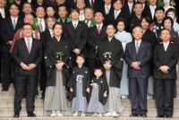 「三代目中村勘太郎 二代目中村長三郎 初舞台 浅草寺お練り成功祈願」より、本堂前で行われたフォトセッションの様子。