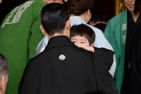 「三代目中村勘太郎 二代目中村長三郎 初舞台 浅草寺お練り成功祈願」より、中村勘九郎に抱っこされ初舞台奉告法要へと移動する波野哲之。