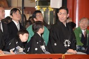 「三代目中村勘太郎 二代目中村長三郎 初舞台 浅草寺お練り成功祈願」より、初舞台奉告法要の様子。左から波野哲之、波野七緒八、波野哲之、中村勘九郎。