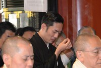 「三代目中村勘太郎 二代目中村長三郎 初舞台 浅草寺お練り成功祈願」より、初舞台奉告法要の様子。焼香する中村勘九郎。