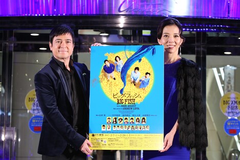 「日比谷シャンテ×ミュージカル『ビッグ・フィッシュ』イルミネーション点灯式」の様子。左から川平慈英、霧矢大夢。