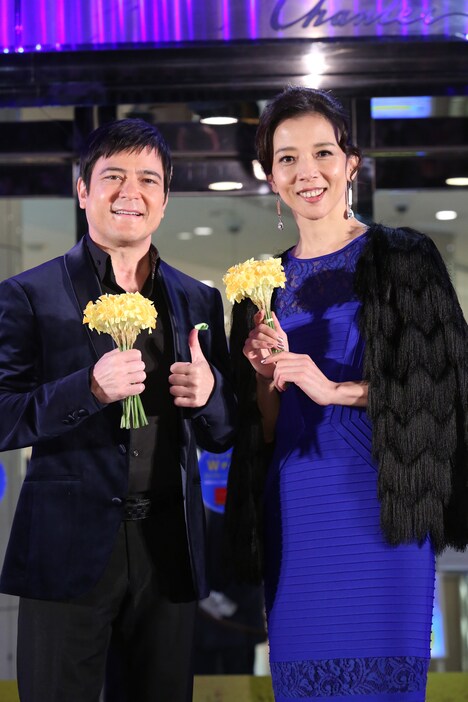 「日比谷シャンテ×ミュージカル『ビッグ・フィッシュ』イルミネーション点灯式」の様子。左から川平慈英、霧矢大夢。