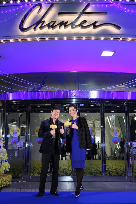 「日比谷シャンテ×ミュージカル『ビッグ・フィッシュ』イルミネーション点灯式」の様子。左から川平慈英、霧矢大夢。