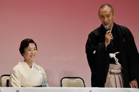 左から寺島しのぶ、市川海老蔵。