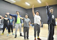 劇団プレステージ×ヨーロッパ企画「突風！道玄坂歌合戦」公開稽古の様子。