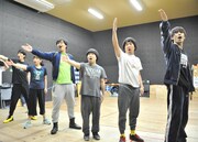劇団プレステージ×ヨーロッパ企画「突風!道玄坂歌合戦」公開稽古の様子。
