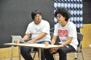 劇団プレステージ×ヨーロッパ企画「突風!道玄坂歌合戦」公開稽古より、左から諏訪雅演じる諏訪、今井隆文演じる今井。