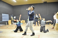 劇団プレステージ×ヨーロッパ企画「突風！道玄坂歌合戦」公開稽古より、加藤潤一演じるミュージカルポリス（中央）。