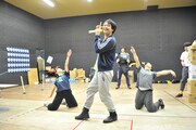 劇団プレステージ×ヨーロッパ企画「突風!道玄坂歌合戦」公開稽古より、加藤潤一演じるミュージカルポリス(中央)。