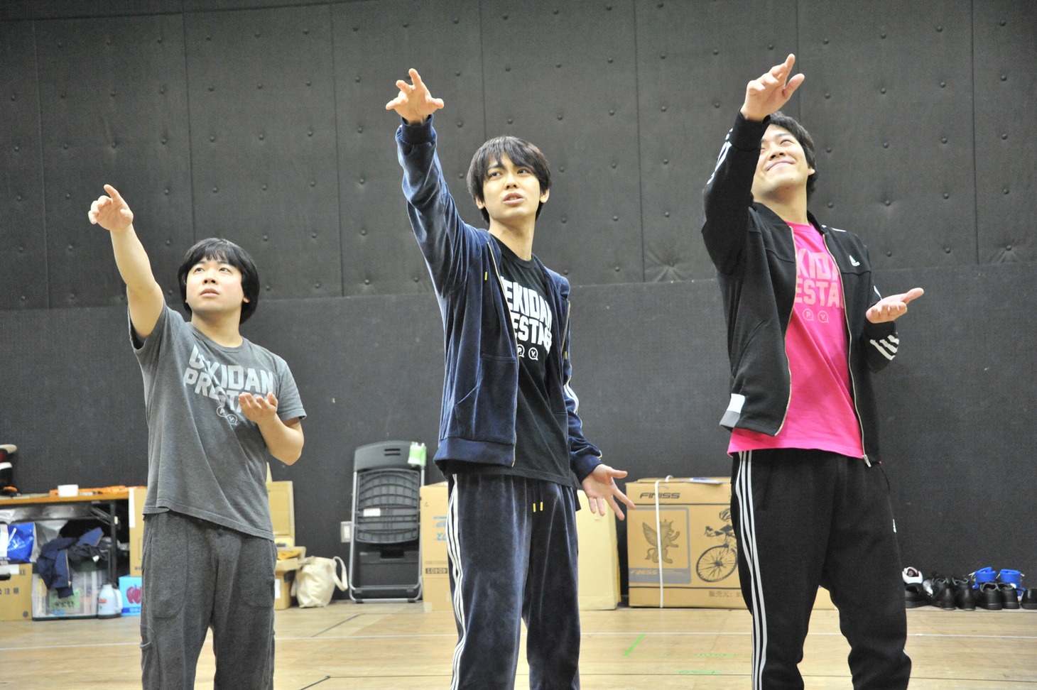 劇団プレステージ×ヨーロッパ企画「突風！道玄坂歌合戦」公開稽古の様子。