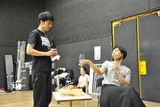 劇団プレステージ×ヨーロッパ企画「突風!道玄坂歌合戦」公開稽古より、左から原田新平演じるハラダ、石田剛太演じる美智子。