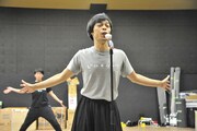劇団プレステージ×ヨーロッパ企画「突風!道玄坂歌合戦」公開稽古より、石田剛太演じる美智子。