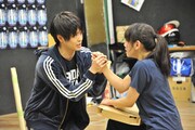 劇団プレステージ×ヨーロッパ企画「突風!道玄坂歌合戦」公開稽古より、左から猪塚健太演じるシュウジ、藤谷理子演じるコゼニ。