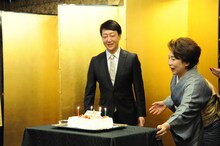 ケーキの登場に驚く市川春猿。