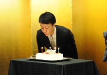 ろうそくの火を消す市川春猿。