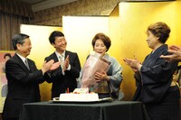 花束贈呈に驚く波乃久里子。