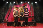 「50 Shades!~クリスチャン・グレイの歪んだ性癖~」フォトセッションの様子。上段左より安田カナ、佐藤仁美、明星真由美、下段左より大澄賢也、玉置成実、河原雅彦。