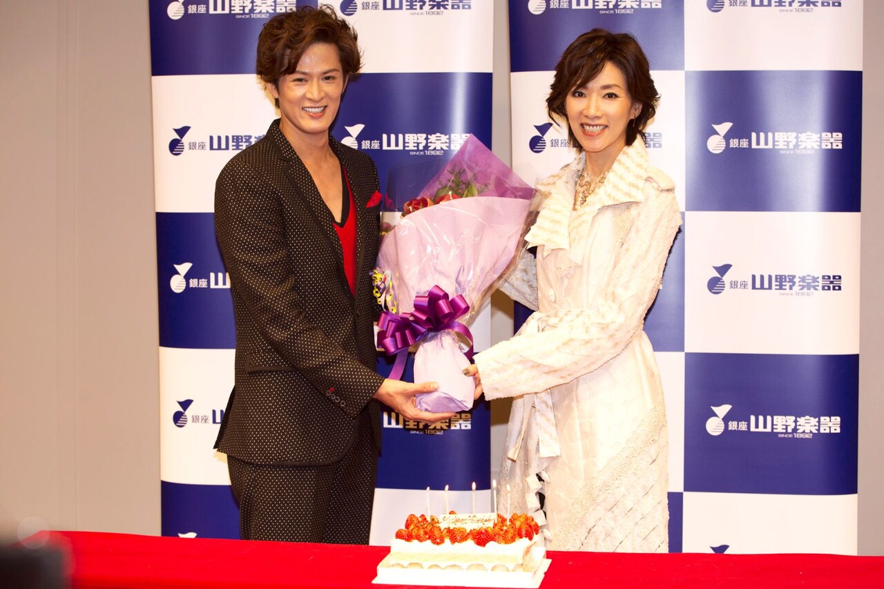 真琴つばさ、CD発売記念イベントで楽曲提供の新納慎也に「いい歌になる」と感謝