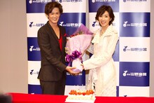 「眠れない夜にあなたのそばにいたい」発売記念ミニライブ＆握手会より。左から新納慎也、真琴つばさ。